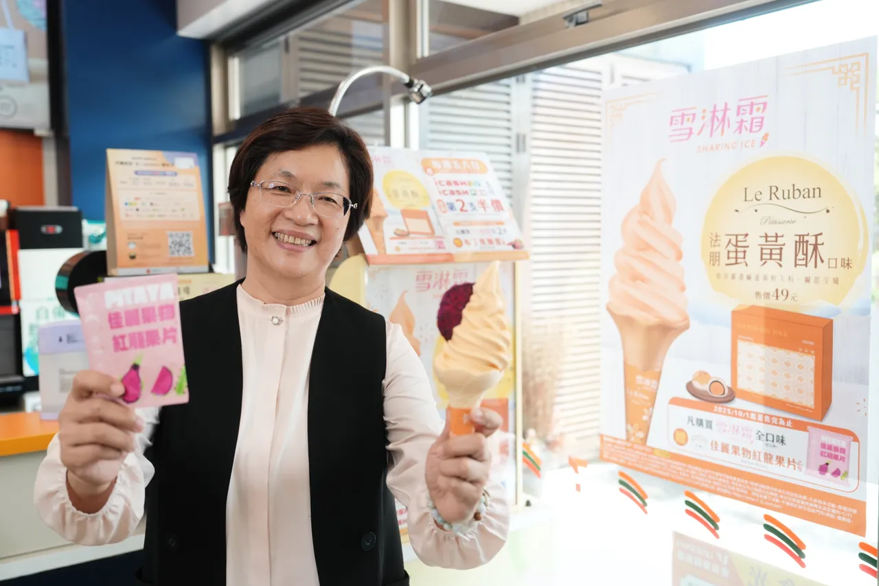 彰化县长王惠美说,红龙果乾造型宛如拜拜常见的「圣杯」,象征好运上桌。县府提供