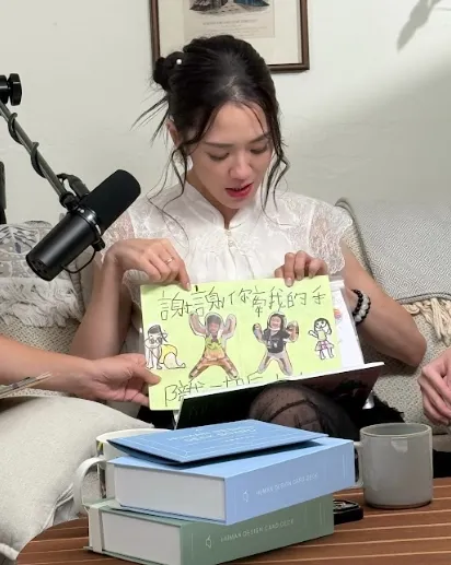 楊千霈分享女兒給的卡片。menomeno X 人類圖畫館提供