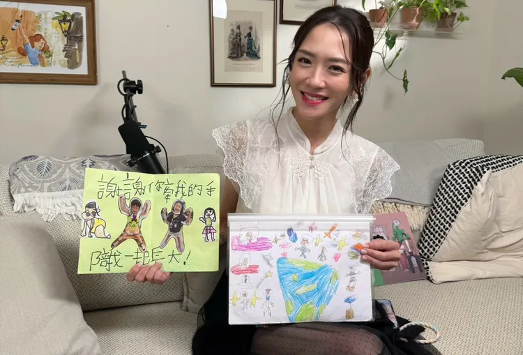 杨千霈拿著女儿送的画,非常温馨。menomeno X 人类图画馆提供