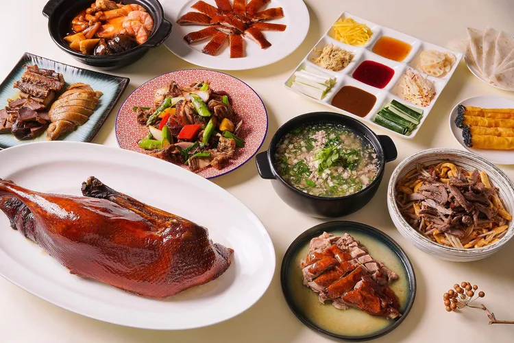 入選《臺灣米其林指南2025》餐廳推薦的「青雅中餐廳」全新嫣紅四人饗鵝宴。台北新板希爾頓酒店提供