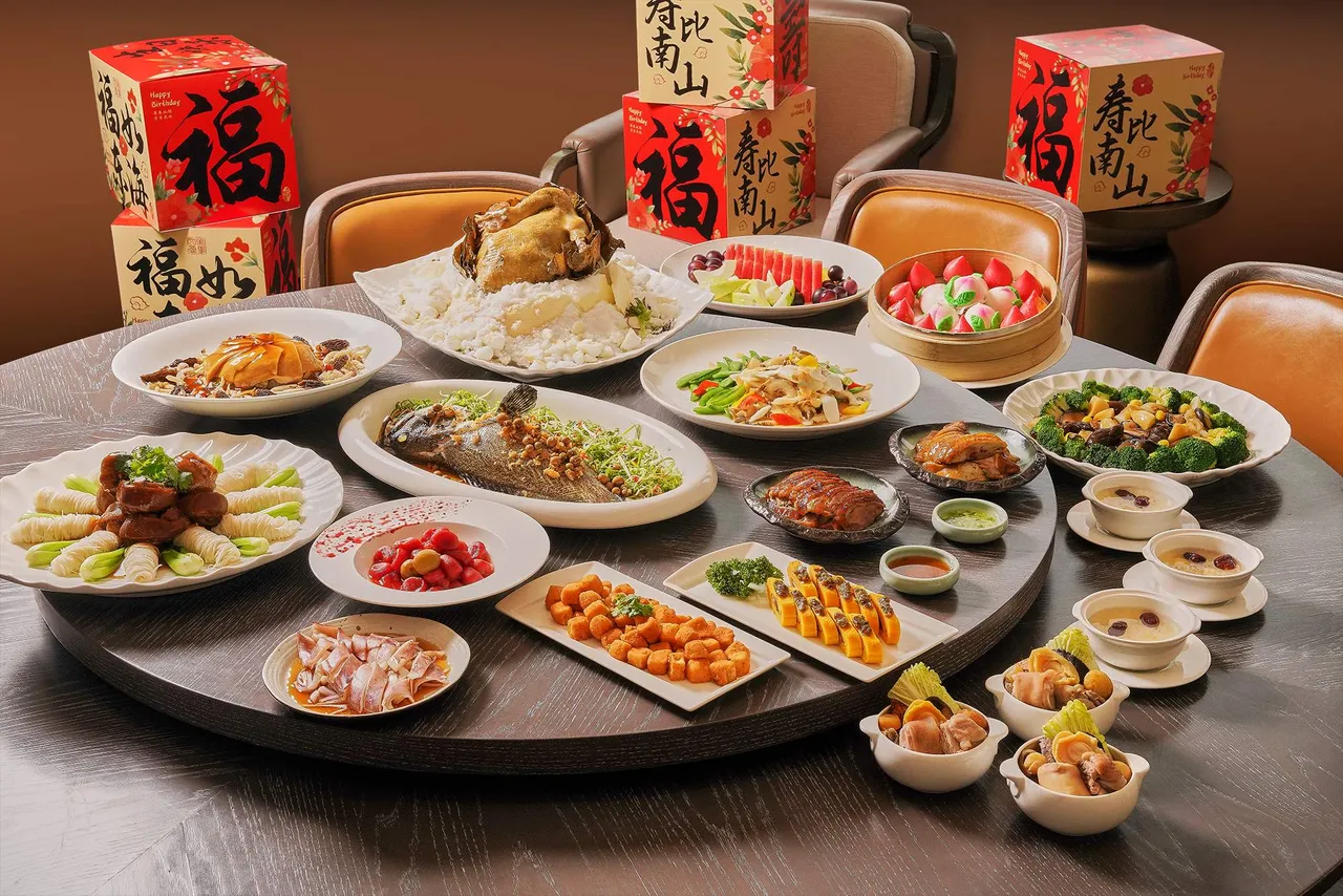 「青雅中餐厅」寿宴包厢桌菜每套1万7999元起,提供专属寿星照相区。台北新板希尔顿酒店提供