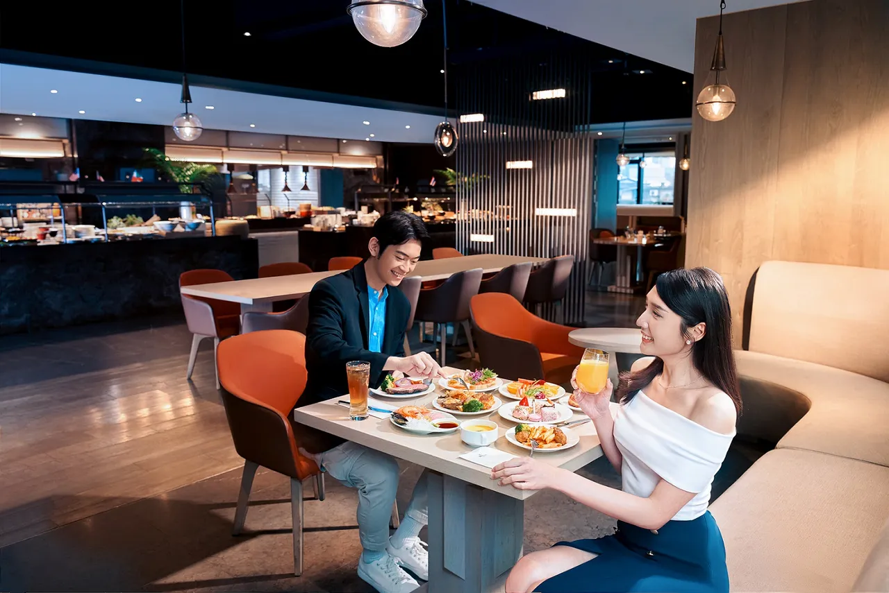 「悦.市集」全日自助餐厅推出「双人同行、第二人半价」。台北新板希尔顿酒店提供