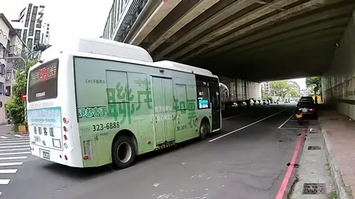 高雄公車衝紅燈嚇壞騎士!買蔥肉餅壓驚 騎士攤販都被開罰原因出爐
