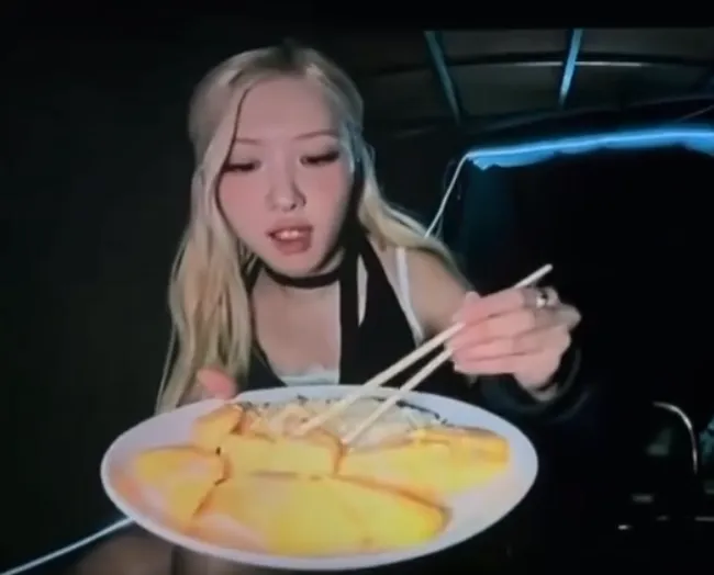Rosé在泰国吃芒果糯米饭。翻摄微博