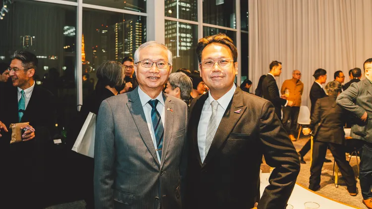 對於此次展覽，台灣駐日副代表蔡明耀公使（左）予以肯定，象徵台日建築交流已發展出多層次的交往管道。右為台北市建築世代會會長蔡漢威。台北市建築世代會提供