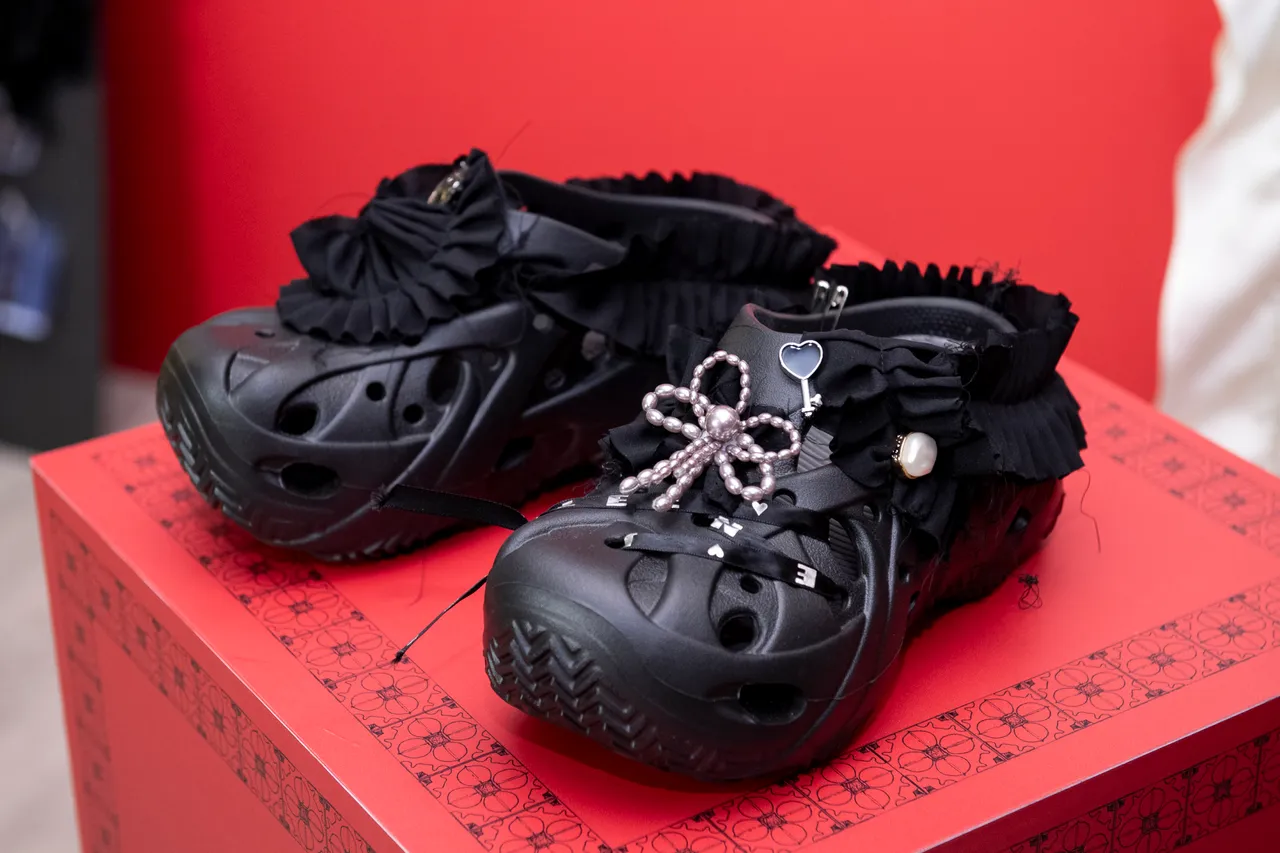 荷叶边布料与CROCS鞋扣相互搭配。品牌提供