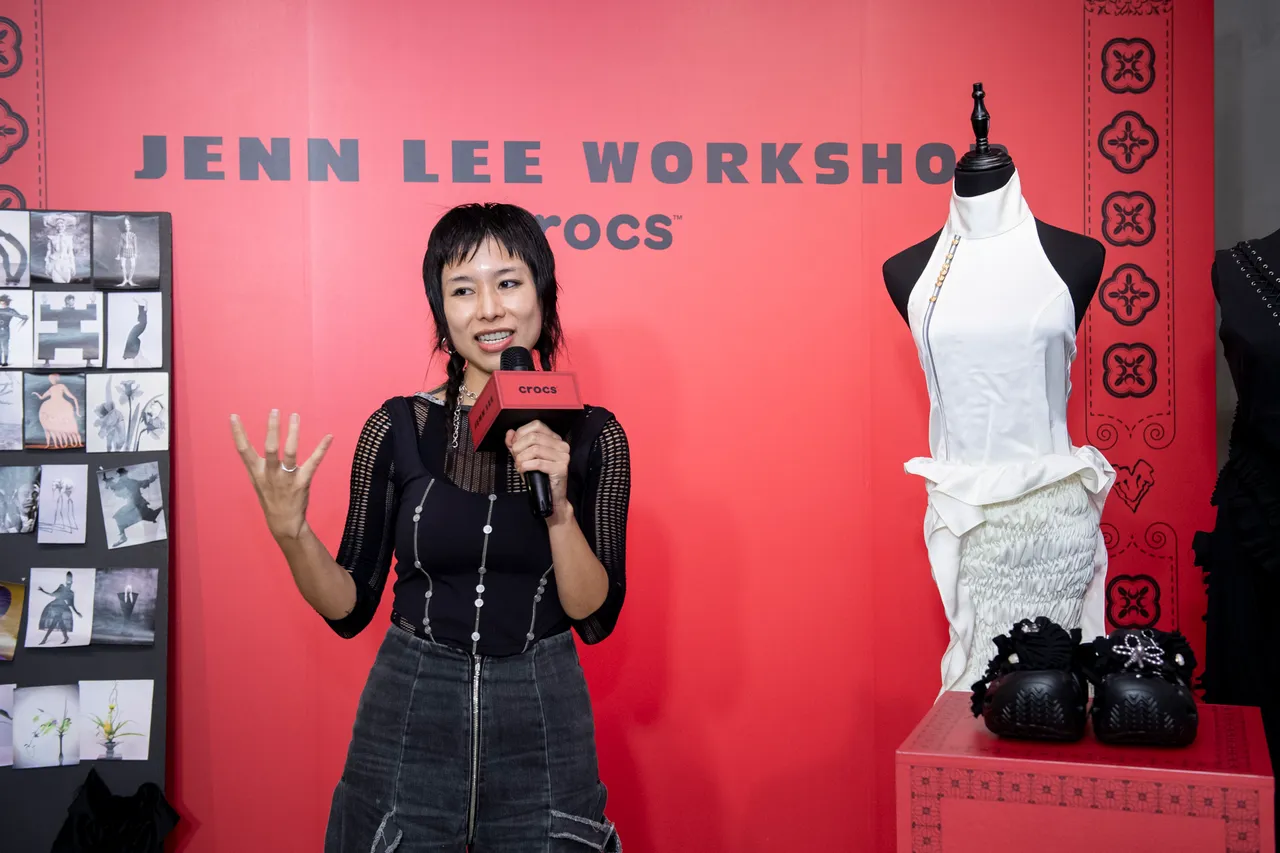 JENN LEE擅长以不规则拼接、流动线条打造前卫设计,传递女性的独立、热情与创造力。品牌提供