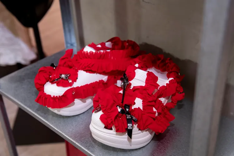 同時運用荷葉邊布料替CROCS洞洞鞋帶來華麗樣貌。品牌提供