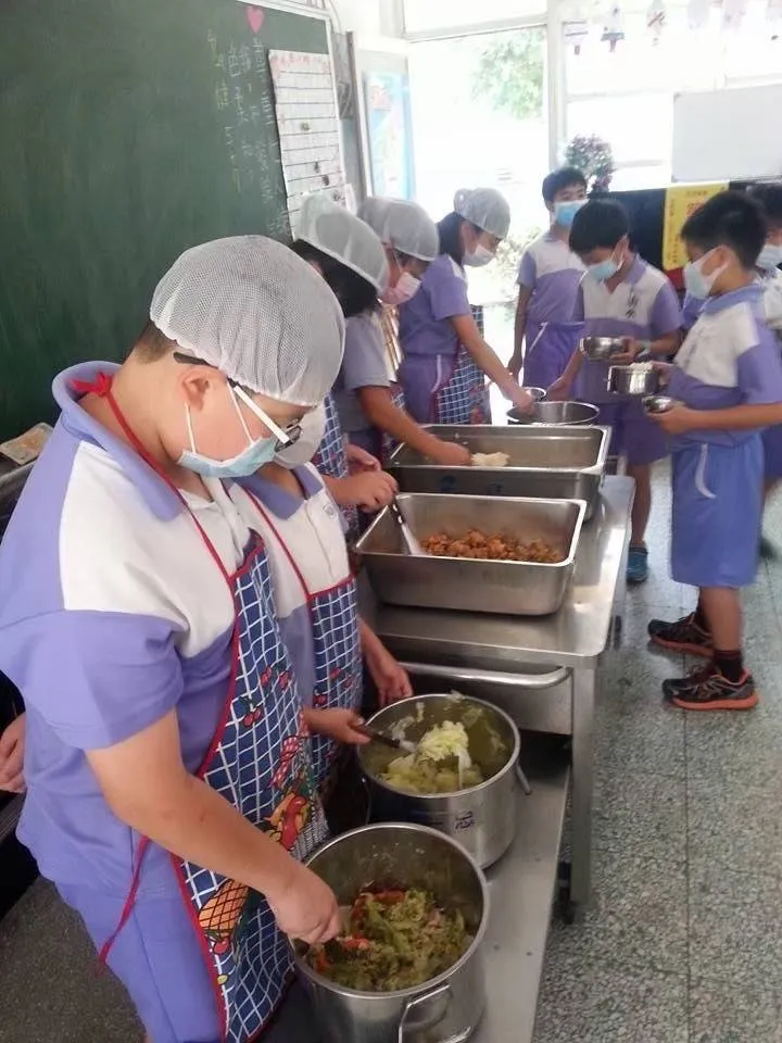 教育局說，若各校對豬肉來源有疑慮，可暫時調整午餐菜單，改以魚、雞、蛋或豆製品為替代食材。市府提供