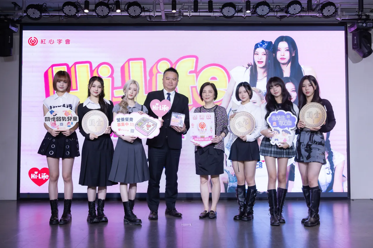 红心字会秘书长李显文、莱尔富行销企划本部刘嘉铨处长、幻蓝小熊一起化身爱心接力大使。红心字会提供