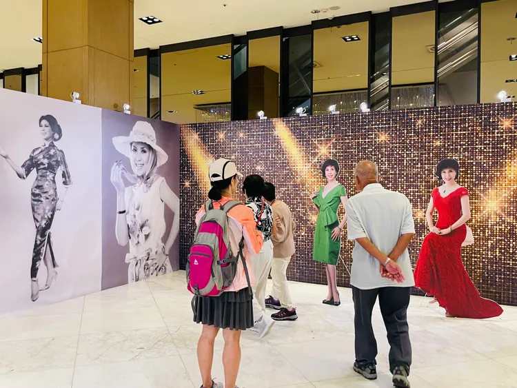 白嘉莉畫展現場有她大幅照片，還有每個時期的人形立牌。白嘉莉提供