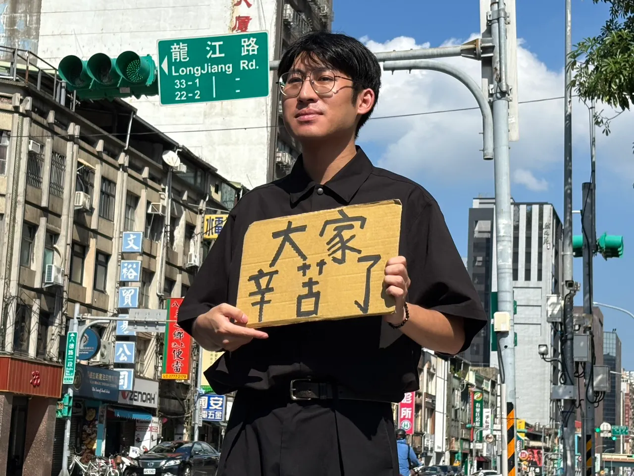 网友陈巨元于国民党中央党部前,带著当天在光复车站前举的纸板,呼吁李明璇出面道歉。邱筠媜摄