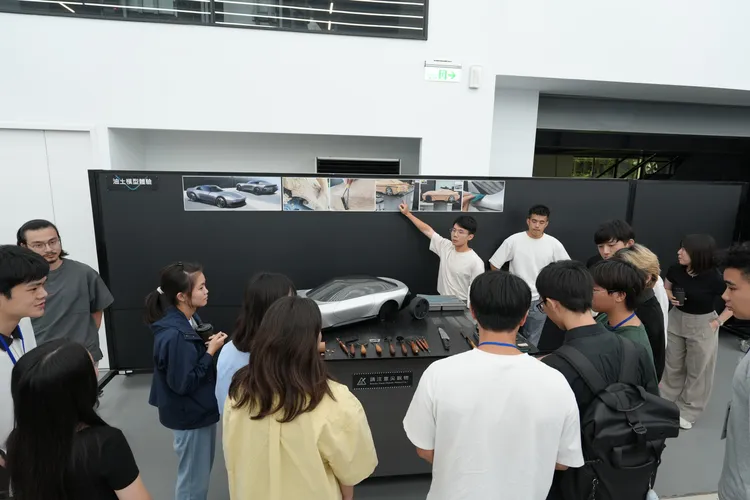 中華汽車車輛設計數位研習營涵蓋油土模型操作、實車與概念車作品展示等豐富內容。業者提供