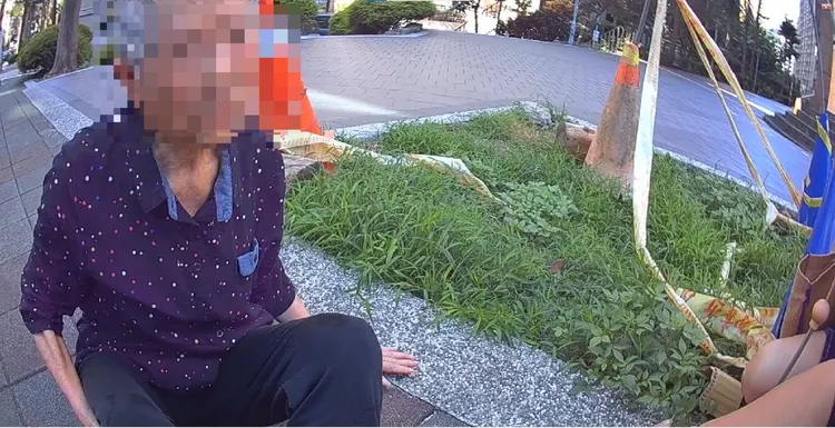 警员阙永正发现老妇跌坐在地上。警方提供