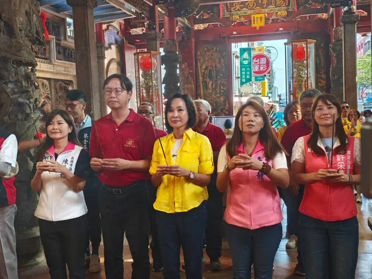 柯志恩也到當地廟宇參拜祈福。柯志恩服務處提供