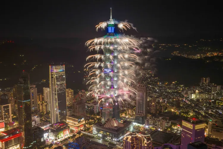 101煙火絢麗光影照亮信義夜空。翻攝台北101臉書