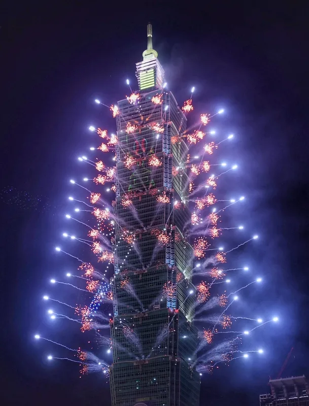 101煙火絢麗光影照亮信義夜空，吸引超過7萬人觀賞。中央社