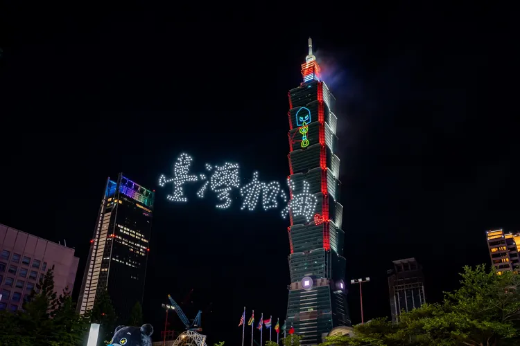 台北101大樓秀出「鏟子超人」大獲好評。翻攝台北101臉書