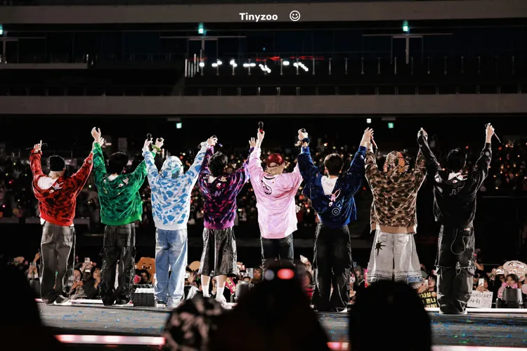 Stray Kids成員們在舞台上穿著與BAPE的聯名系列。品牌提供