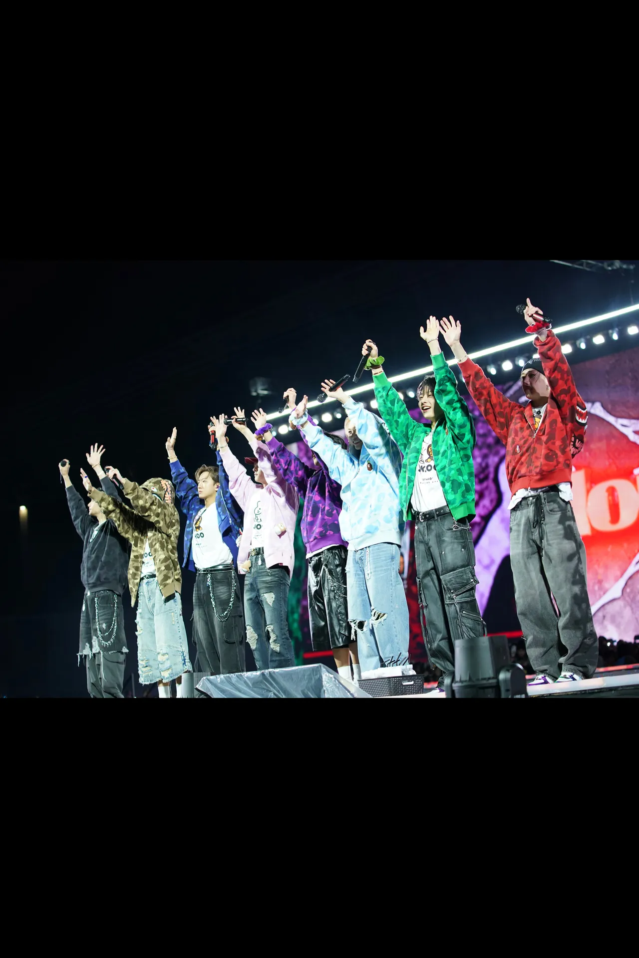 联名系列由Stray Kids成员们选择了自己最喜欢的COLOR CAMO,8人8色相当缤纷。品牌提供