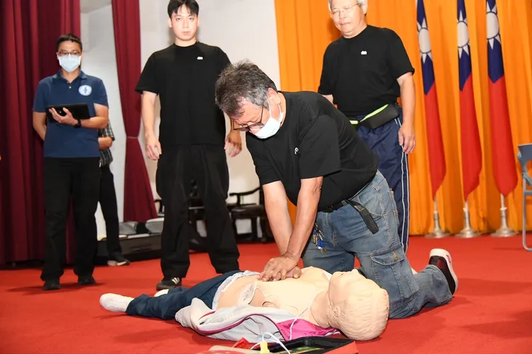 心肺復甦術（CPR）比賽過程。警方提供