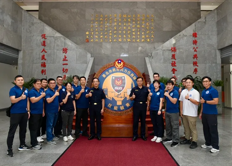 張隆興副局長、防治科科長陳信璁與消防局師資群。警方提供