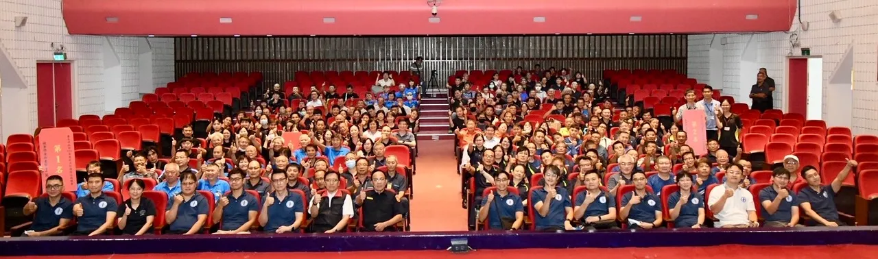 全体参赛人员大合影。警方提供