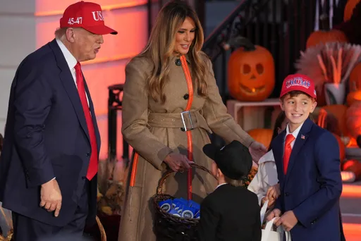 不給糖，小川普就搗蛋！白宮萬聖節派對　「迷你總統」登場搶鏡