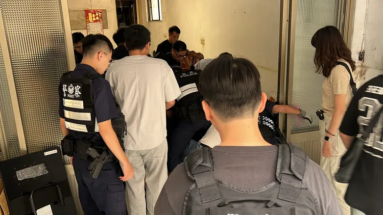 警方合力逮捕隨機砍人的邱姓男子。民眾提供