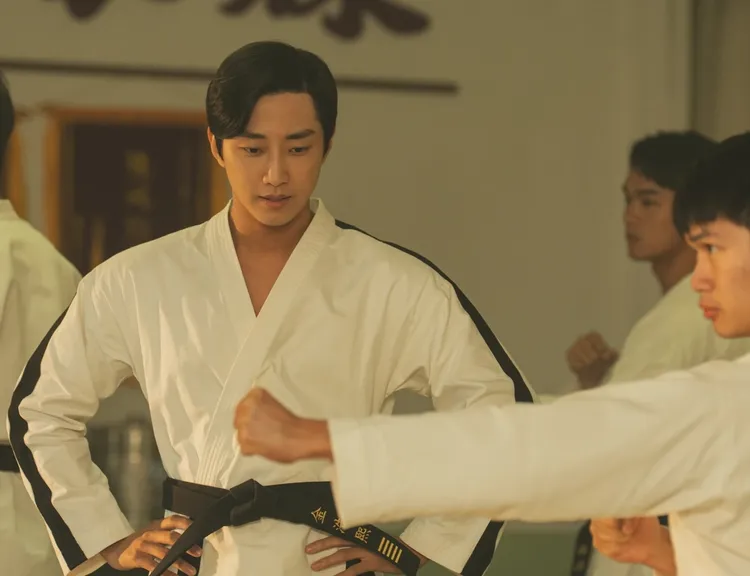 振永在飾演來自韓國的跆拳道教練，穿著跆拳道服十分帥氣。瀚草文創GrX STUDIO提供