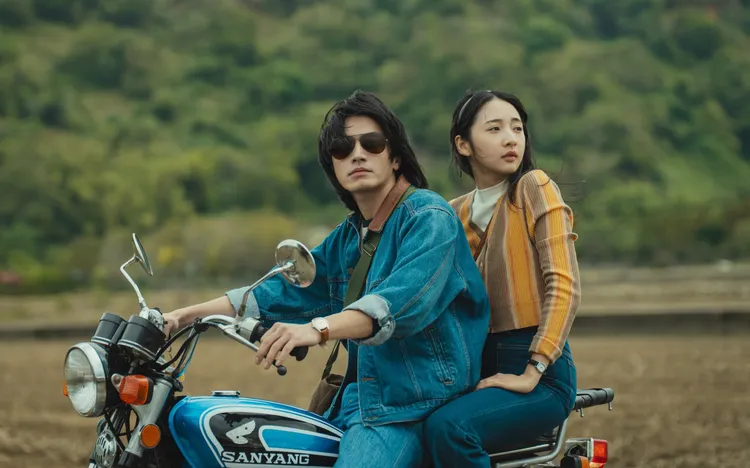 宋柏緯、李沐重返1977年，電影充滿復古懷舊氛圍。瀚草文創GrX STUDIO提供