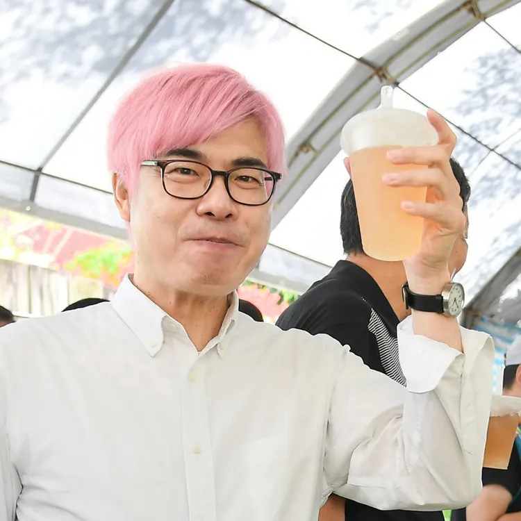 透過AI指令可以輕鬆將頭髮換成BLACKPINK應援髮色。陳其邁 Chen Chi-Mai臉書