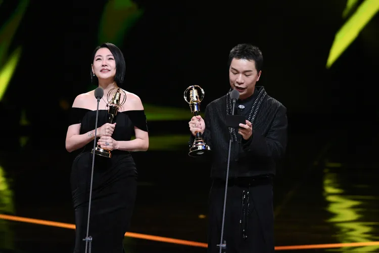 小S（左）、派翠克奪下綜藝節目主持人獎。三立電視提供