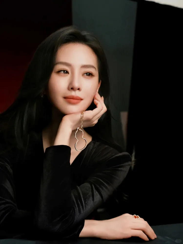 劉詩詩搭配Qeelin全新Wulu系列作品。品牌提供