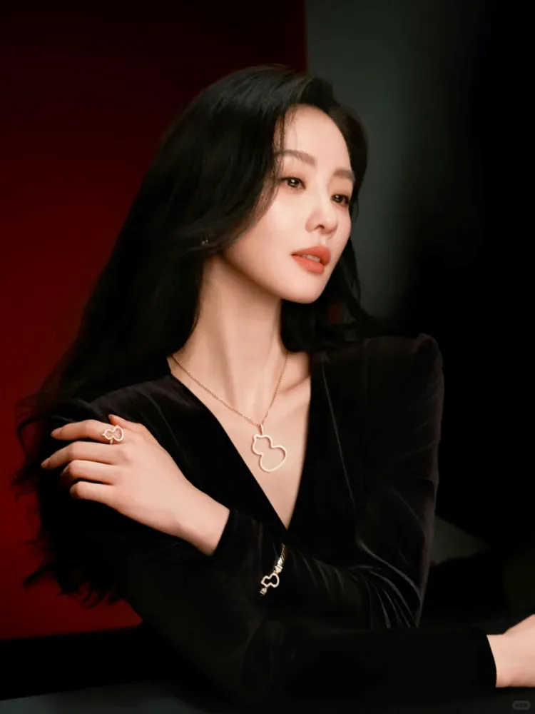 洋裝的深V剪裁則襯托出劉詩詩脖子上的閃耀玫瑰金葫蘆吊墜。品牌提供