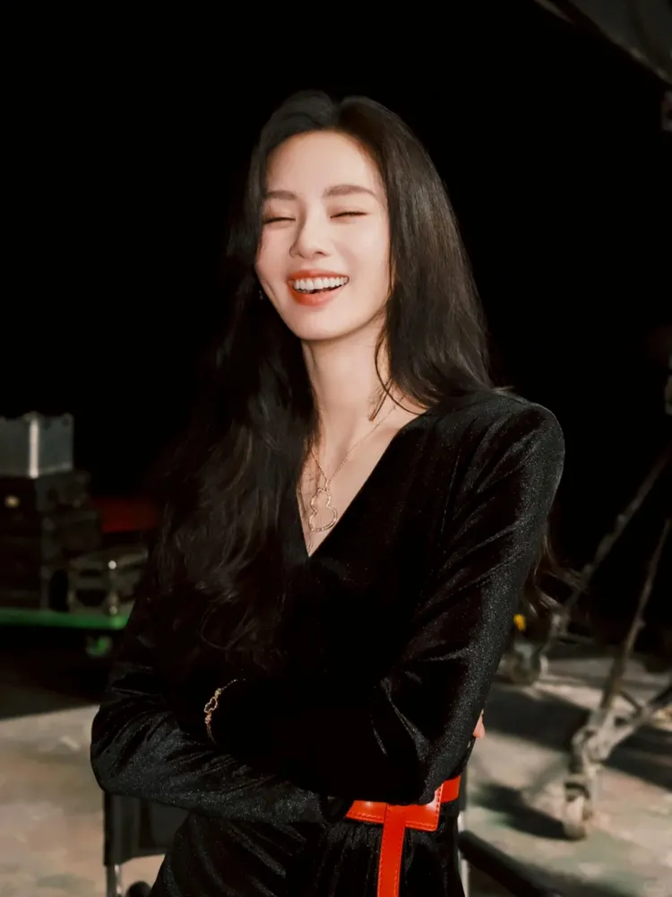 劉詩詩即便笑到閉眼也無損美貌。品牌提供