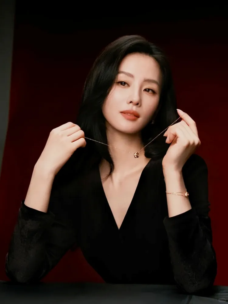 劉詩詩搭配Qeelin全新Wulu系列作品。品牌提供