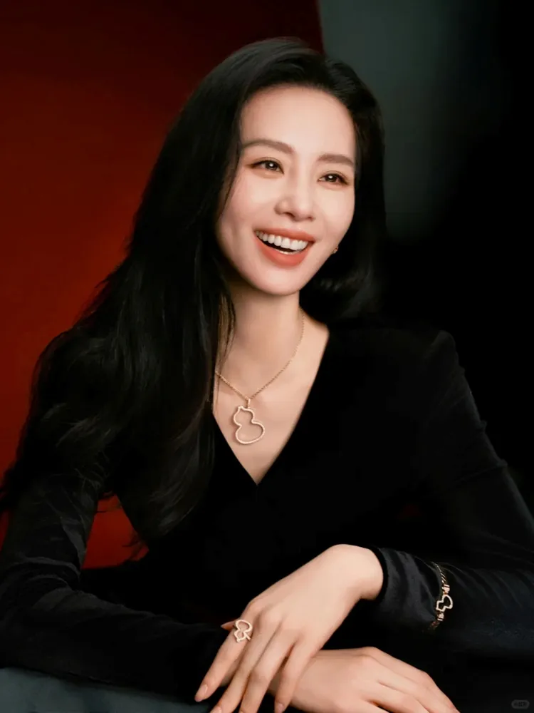 劉詩詩的美貌經得起各種角度與情緒的考驗。品牌提供