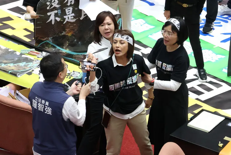 民進黨立委邱議瑩於去年5月，爆氣打臉國民黨立委羅智強。資料照，莊宗達攝