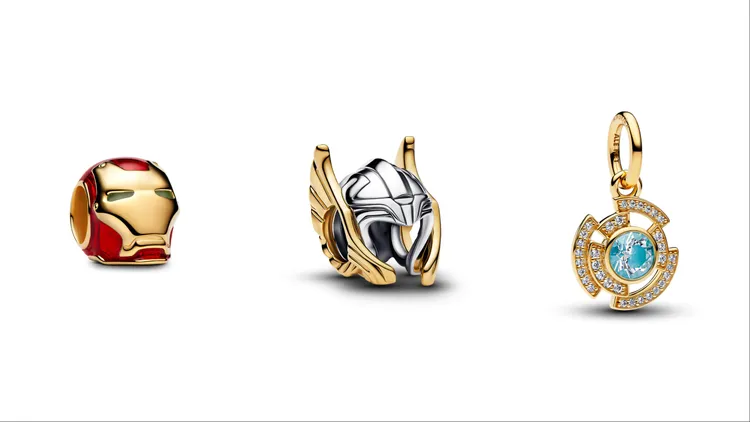 PANDORA Marvel 《鋼鐵人》頭盔造型串飾（左起）3680元、《雷神索爾》頭盔造型串飾3280元、《鋼鐵人》方舟反應爐造型吊飾3280元。品牌提供