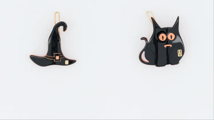 亞歷山卓萬聖節巫婆帽豆扣夾（左）2400元、小怪物豆扣夾（右）2700元。品牌提供