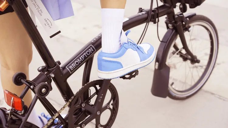 即日起，THE AMNIS然一酒店與英國經典摺疊單車品牌Brompton聯手推出布入騎遇住房專案，雙人入住御質套房1萬2437元起。業者提供