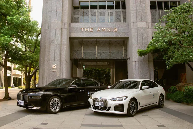 THE AMNIS然一酒店攜手德國豪華汽車品牌BMW，推出馳騁港都住房專案，雙人入住御典侶驛1萬1193元起。業者提供