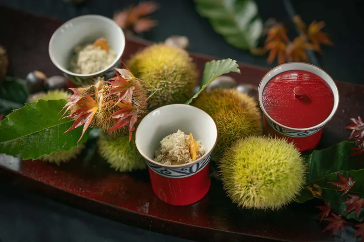 Ukai Kaiseki懷石以「阿里山蒸」揭開序幕，嚴選阿里山板栗與嘉義在地金緗雞製成，並佐以阿里山紅茶煙燻增添層次香氣，展現山林風土的深厚底蘊。業者提供