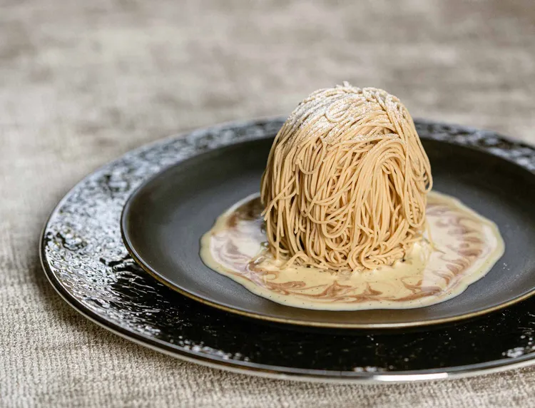 Ukai-tei鐵板燒推出以時令栗子精心製作的甜點「絲綢栗子蒙布朗」，細膩綿密的口感與溫潤香氣在味蕾間綻放，為整體體驗增添柔軟而溫暖的收尾。業者提供