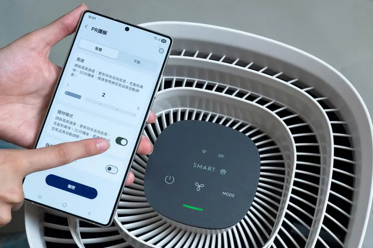 伊萊克斯極適家居500寵物抗敏空氣清淨機，開啟專屬寵物模式30分鐘內即可捕捉96.5%浮毛。伊萊克斯提供