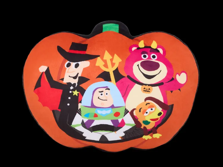 搗蛋限定獎南瓜抱枕，市值699元，雙面設計，南瓜造型。業者提供