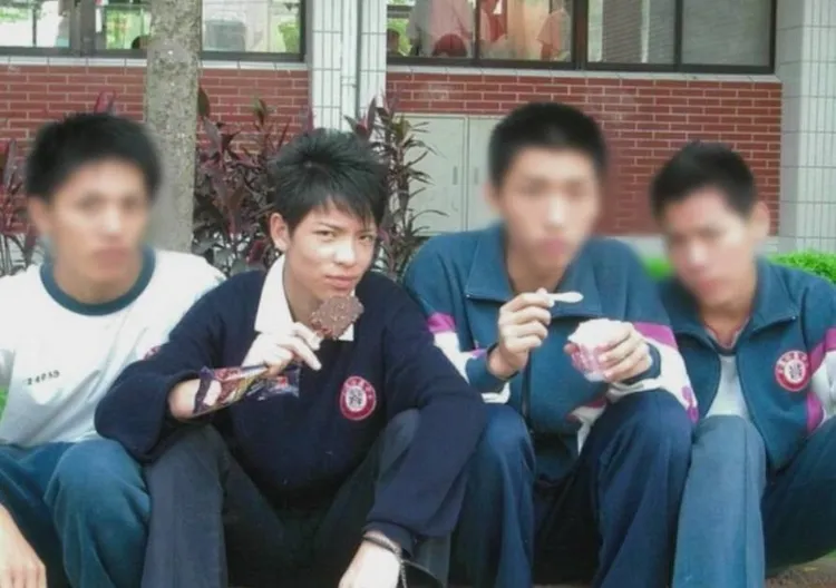 蕭敬騰（左二）17歲高中時期模樣。踢帕娛樂提供