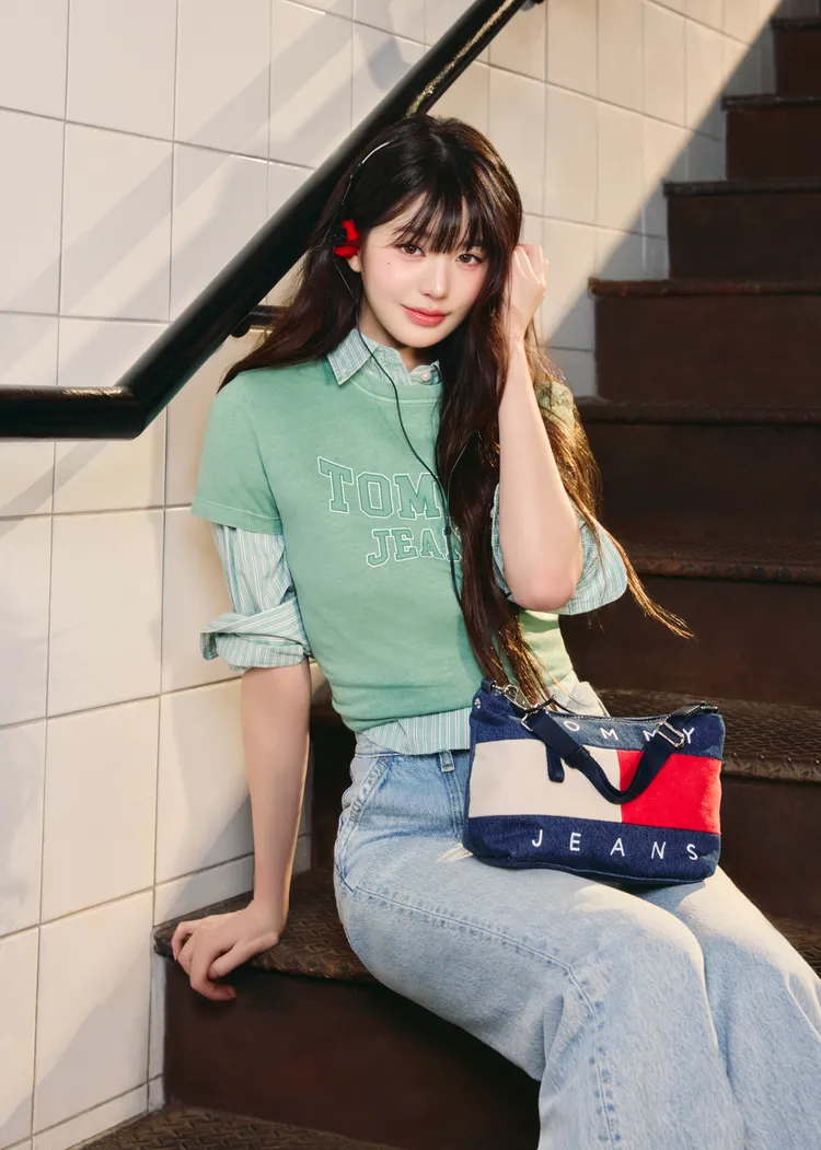 張員瑛以薄荷綠學院T恤搭配寬鬆牛仔褲。品牌提供