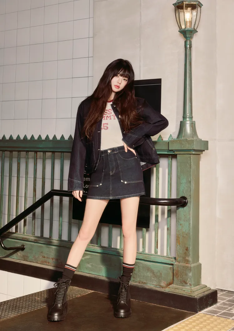 張員瑛以牛仔短裙秀出修長美腿。品牌提供